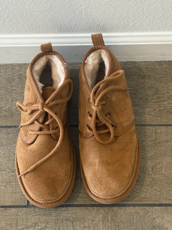 UGG Neumel Chukka Boot Chestnut Suede Shearling Size 8 display picture 2